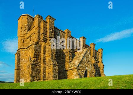 Cappella di Santa Caterina sopra il vicino villaggio di Abbotsbury nel Dorset, in un cielo blu soleggiato il giorno di settembre Foto Stock