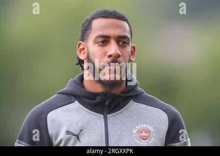 Exeter, Regno Unito. 12 agosto 2023. Dominic Thompson n. 23 di Blackpool arriva davanti al match di Sky Bet League 1 Exeter City vs Blackpool a St James' Park, Exeter, Regno Unito, il 12 agosto 2023 (foto di Gareth Evans/News Images) a Exeter, Regno Unito il 12/8/2023. (Foto di Gareth Evans/News Images/Sipa USA) credito: SIPA USA/Alamy Live News Foto Stock