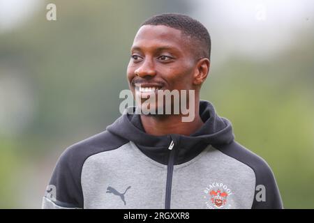 Exeter, Regno Unito. 12 agosto 2023. Marvin Ekpiteta n. 21 di Blackpool arriva davanti alla partita di Sky Bet League 1 Exeter City vs Blackpool a St James' Park, Exeter, Regno Unito, il 12 agosto 2023 (foto di Gareth Evans/News Images) a Exeter, Regno Unito il 12/8/2023. (Foto di Gareth Evans/News Images/Sipa USA) credito: SIPA USA/Alamy Live News Foto Stock