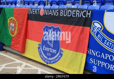 Goodison Park, Liverpool, Regno Unito. 12 agosto 2023. Premier League Football, Everton vs Fulham; una bandiera del club tifosi tedesco viene visualizzata nel Park End Credit: Action Plus Sports/Alamy Live News Foto Stock