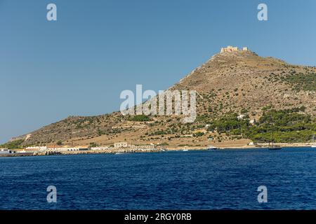 Favignana, Italia - 4 agosto 2023 - Castello di Santa Caterina sopra la città di Favignana Foto Stock