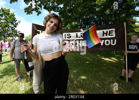 Praga, Repubblica Ceca. 12 agosto 2023. Il festival LGBT Prague Pride culminò con un concerto nella pianura di Letna a Praga. Repubblica Ceca, il 12 agosto 2023. Crediti: Katerina Sulova/CTK Photo/Alamy Live News Foto Stock