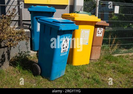 Riciclare le persone che gestiscono i rifiuti. Rifiuti di separazione dei rifiuti in un cestino dei rifiuti, ambiente ambiente ambiente ambiente inquinamento rifiuti concetto di gestione del riciclaggio. Foto Stock