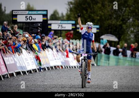 GLENTRESS - Pauline Ferrand Prevot esita dopo aver vinto la sezione di mountain bike di fondo ai campionati del mondo di ciclismo. La città scozzese e i dintorni saranno teatro di un campionato mondiale con diverse discipline ciclistiche dal 3 al 13 agosto. ANP ROBIN VAN LONKHUIJSEN credito: ANP/Alamy Live News Foto Stock