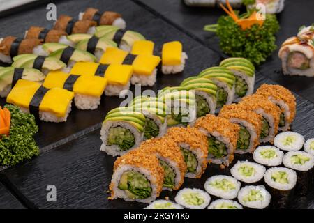diversi tipi di sushi su un vassoio Foto Stock