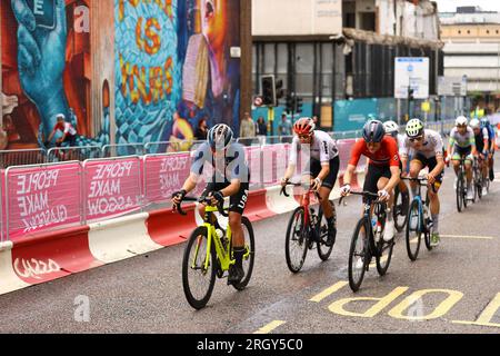 Glasgow, Regno Unito. 12 agosto 2023. Piloti nel gruppo anteriore della gara alla gara maschile U23 su strada ai Campionati del mondo di ciclismo UCI, a Glasgow, in Scozia, sabato 12 agosto 2023. L'UCI organizza i mondi con tutte le discipline ciclistiche, ciclismo su strada, ciclismo al chiuso, mountain bike, corse BMX, paracycling su strada e paracycling al coperto, a Glasgow dal 05 al 13 agosto. BELGA PHOTO DAVID PINTENS Credit: Belga News Agency/Alamy Live News Foto Stock