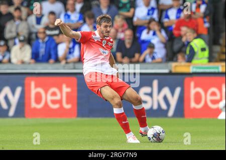 Liam Kitching n. 5 di Barnsley passa la palla durante la partita della Sky Bet League 1 Bristol Rovers vs Barnsley al Memorial Stadium, Bristol, Regno Unito, 12 agosto 2023 (foto di Alfie Cosgrove/News Images) Foto Stock