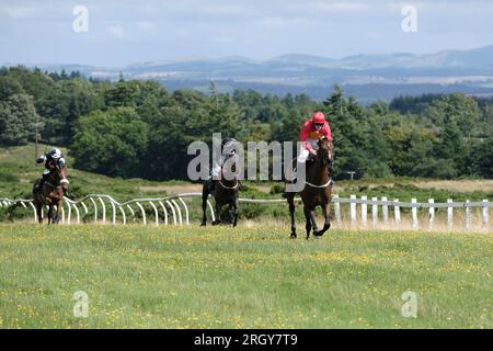 Selkirk, Regno Unito. 12 agosto 2023. Selkirk, Regno Unito. Sabato 12 agosto 2023. Selkirk Flapping Association, gara di gala Rig vicino a Selkirk. Seconda GARA per handicap Ettrick Forest (1? Miles) 4 Runners, vinti da Tich Boyd al Panic Attack, (indossato in rosso), Credit: Rob Gray/Alamy Live News Foto Stock