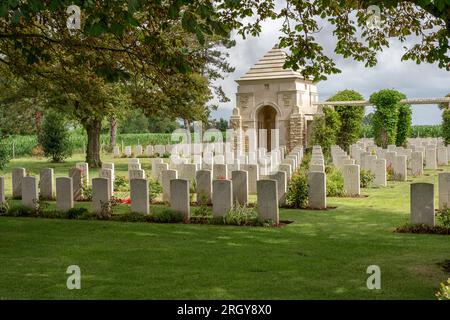 Ryes, Francia - 07 24 2023: Bazenville British Military Cemetery. Vista del Memorial e delle lapidi bianche dei soldati Foto Stock