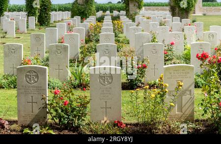 Ryes, Francia - 07 24 2023: Bazenville British Military Cemetery. Vista del Memorial e delle lapidi bianche dei soldati Foto Stock