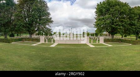 Ryes, Francia - 07 24 2023: Bazenville British Military Cemetery. Vista del Memorial e delle lapidi bianche dei soldati Foto Stock