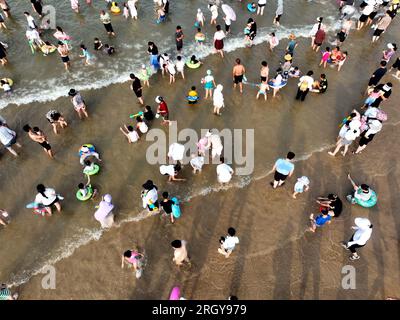 Lianyungang, Cina. 12 agosto 2023. LIANYUNGANG, CINA - 12 AGOSTO 2023 - i turisti si rinfrescano a Dashawan Beach nella città di Lianyungang, provincia di Jiangsu della Cina orientale, 12 agosto 2023. (Foto di Costfoto/NurPhoto) credito: NurPhoto SRL/Alamy Live News Foto Stock