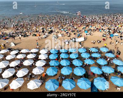 Lianyungang, Cina. 12 agosto 2023. LIANYUNGANG, CINA - 12 AGOSTO 2023 - i turisti si rinfrescano a Dashawan Beach nella città di Lianyungang, provincia di Jiangsu della Cina orientale, 12 agosto 2023. (Foto di Costfoto/NurPhoto) credito: NurPhoto SRL/Alamy Live News Foto Stock