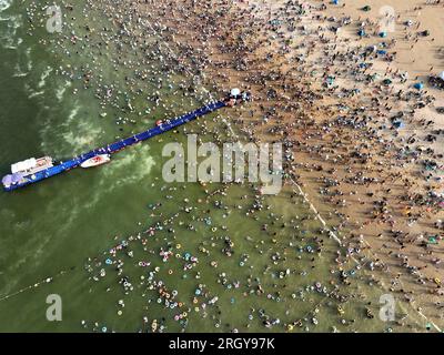 Lianyungang, Cina. 12 agosto 2023. LIANYUNGANG, CINA - 12 AGOSTO 2023 - i turisti si rinfrescano a Dashawan Beach nella città di Lianyungang, provincia di Jiangsu della Cina orientale, 12 agosto 2023. (Foto di Costfoto/NurPhoto) credito: NurPhoto SRL/Alamy Live News Foto Stock