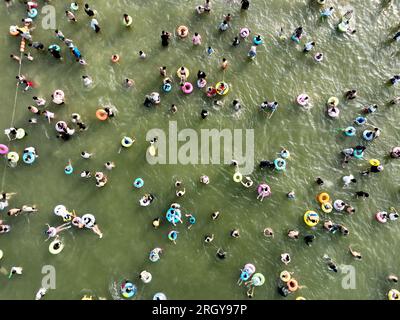 Lianyungang, Cina. 12 agosto 2023. LIANYUNGANG, CINA - 12 AGOSTO 2023 - i turisti si rinfrescano a Dashawan Beach nella città di Lianyungang, provincia di Jiangsu della Cina orientale, 12 agosto 2023. (Foto di Costfoto/NurPhoto) credito: NurPhoto SRL/Alamy Live News Foto Stock