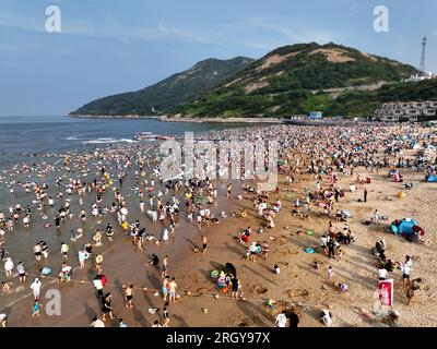 Lianyungang, Cina. 12 agosto 2023. LIANYUNGANG, CINA - 12 AGOSTO 2023 - i turisti si rinfrescano a Dashawan Beach nella città di Lianyungang, provincia di Jiangsu della Cina orientale, 12 agosto 2023. (Foto di Costfoto/NurPhoto) credito: NurPhoto SRL/Alamy Live News Foto Stock