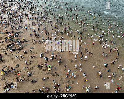 Lianyungang, Cina. 12 agosto 2023. LIANYUNGANG, CINA - 12 AGOSTO 2023 - i turisti si rinfrescano a Dashawan Beach nella città di Lianyungang, provincia di Jiangsu della Cina orientale, 12 agosto 2023. (Foto di Costfoto/NurPhoto) credito: NurPhoto SRL/Alamy Live News Foto Stock