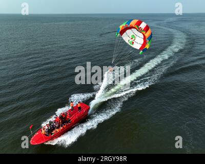 Lianyungang, Cina. 12 agosto 2023. LIANYUNGANG, CINA - 12 AGOSTO 2023 - i turisti si rinfrescano a Dashawan Beach nella città di Lianyungang, provincia di Jiangsu della Cina orientale, 12 agosto 2023. (Foto di Costfoto/NurPhoto) credito: NurPhoto SRL/Alamy Live News Foto Stock