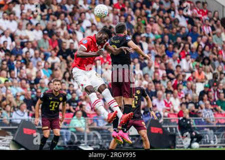 Eindhoven, Paesi Bassi. 12 agosto 2023. EINDHOVEN, PAESI BASSI - 12 AGOSTO: Ibrahim Sangare del PSV, Tasos Douvikas dell'FC Utrecht durante il match olandese Eredivisie tra PSV e FC Utrecht al Philips Stadion il 12 agosto 2023 a Eindhoven, Paesi Bassi. (Foto di Jeroen Meuwsen/Orange Pictures) credito: Orange Pics BV/Alamy Live News Foto Stock