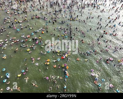 Lianyungang, Cina. 12 agosto 2023. LIANYUNGANG, CINA - 12 AGOSTO 2023 - i turisti si rinfrescano a Dashawan Beach nella città di Lianyungang, provincia di Jiangsu della Cina orientale, 12 agosto 2023. (Foto di Costfoto/NurPhoto) credito: NurPhoto SRL/Alamy Live News Foto Stock