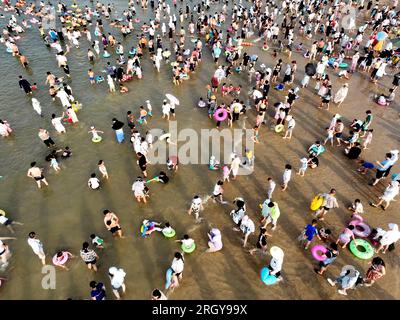 Lianyungang, Cina. 12 agosto 2023. LIANYUNGANG, CINA - 12 AGOSTO 2023 - i turisti si rinfrescano a Dashawan Beach nella città di Lianyungang, provincia di Jiangsu della Cina orientale, 12 agosto 2023. (Foto di Costfoto/NurPhoto) credito: NurPhoto SRL/Alamy Live News Foto Stock