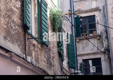 La città vecchia di Sibenik in Croazia. Strade strette, edifici d'epoca e finestre di vecchie case. Sito patrimonio mondiale dell'UNESCO, città di marmo di Sibenik Foto Stock