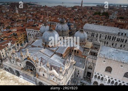 Vista dall'alto di Piazza San Marco a Venezia Foto Stock