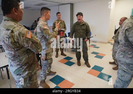 Le guardie nazionali delle Hawaii si schierano nella contea di Maui per aiutare nelle ricerche dopo che un incendio selvaggio attraversò Lahaina sull'isola di Maui, nelle isole Hawaii degli Stati Uniti d'America. Foto del Master Sgt. Andrew Jackson, Stato delle Hawaii, Dipartimento della difesa, Ufficio affari pubblici Foto Stock