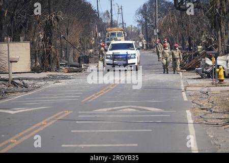 Le guardie nazionali delle Hawaii si schierano nella contea di Maui per aiutare nelle ricerche dopo che un incendio selvaggio attraversò Lahaina sull'isola di Maui, nelle isole Hawaii degli Stati Uniti d'America. Foto del Master Sgt. Andrew Jackson, Stato delle Hawaii, Dipartimento della difesa, Ufficio affari pubblici Foto Stock