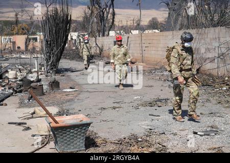 Le guardie nazionali delle Hawaii si schierano nella contea di Maui per aiutare nelle ricerche dopo che un incendio selvaggio attraversò Lahaina sull'isola di Maui, nelle isole Hawaii degli Stati Uniti d'America. Foto del Master Sgt. Andrew Jackson, Stato delle Hawaii, Dipartimento della difesa, Ufficio affari pubblici Foto Stock