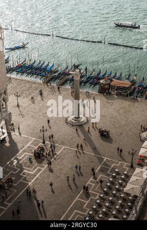 Persone che si godono l'iconica St Piazza San Marco a Venezia Foto Stock
