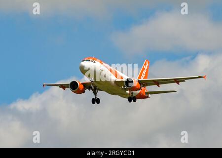 Londra, Inghilterra, Regno Unito - 1 agosto 2023: Airbus A319 operato dalla compagnia aerea economica easyjet arriva all'aeroporto di Gatwick. Foto Stock