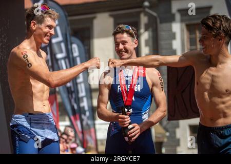 Prachatice, Repubblica Ceca. 12 agosto 2023. Triatleti L-R terzo Lukas Kocar dalla Repubblica Ceca, primo Felix Forissier dalla Francia e secondo Arthur Serrieres dalla Francia festeggiano durante la Xterra Czech 2023, gara di cross triathlon, parte della Xterra World Cup, European Tour, il 12 agosto 2023. Credito: Vaclav Pancer/CTK Photo/Alamy Live News Foto Stock