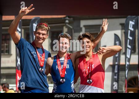 Prachatice, Repubblica Ceca. 12 agosto 2023. Triatleti L-R terzo Lukas Kocar dalla Repubblica Ceca, primo Felix Forissier dalla Francia e secondo Arthur Serrieres dalla Francia festeggiano durante la Xterra Czech 2023, gara di cross triathlon, parte della Xterra World Cup, European Tour, il 12 agosto 2023. Credito: Vaclav Pancer/CTK Photo/Alamy Live News Foto Stock