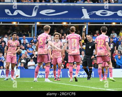 Birmingham, West Midlands, Regno Unito. 12 agosto 2023; St Andrews, Birmingham, West Midlands, Inghilterra; EFL Championship Football, Birmingham City contro Leeds United; Ethan Ampadu del Leeds ottiene un cartellino giallo dall'arbitro Tim Robinson al 22° minuto credito: Action Plus Sports Images/Alamy Live News Foto Stock