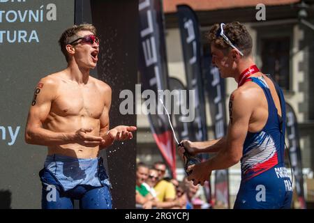 Prachatice, Repubblica Ceca. 12 agosto 2023. I triatleti L-R terzo Lukas Kocar dalla Repubblica Ceca e primo Felix Forissier dalla Francia festeggiano durante il Xterra Czech 2023, gara di cross triathlon, parte della Xterra World Cup, European Tour, il 12 agosto 2023. Credito: Vaclav Pancer/CTK Photo/Alamy Live News Foto Stock