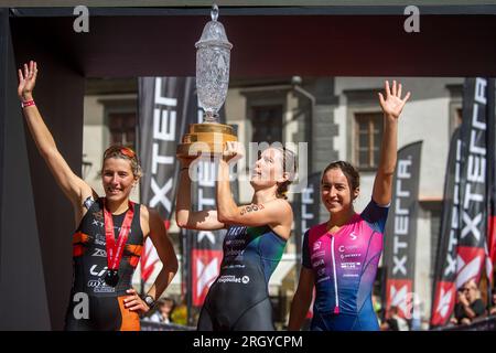 Prachatice, Repubblica Ceca. 12 agosto 2023. I triatleti L-R la terza Loanne Duvoisin dalla Svizzera, la prima Solenne Billouin dalla Francia e la seconda Alizee Paties dalla Francia festeggiano durante la Xterra Czech 2023, gara di cross triathlon, parte della Xterra World Cup, European Tour, il 12 agosto 2023. Credito: Vaclav Pancer/CTK Photo/Alamy Live News Foto Stock