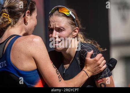 Prachatice, Repubblica Ceca. 12 agosto 2023. I triatleti francesi L-R Solenne Billouin e Aneta Grabmullerova della Repubblica Ceca sono visti durante la Xterra Czech 2023, gara di cross triathlon, parte della Xterra World Cup, European Tour, il 12 agosto 2023. Credito: Vaclav Pancer/CTK Photo/Alamy Live News Foto Stock