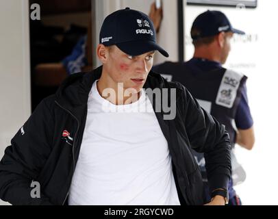 GLASGOW - Mathieu van der Poel all'autobus dopo aver rinunciato dopo una caduta nella sezione di fondo durante il decimo giorno dei Campionati del mondo di ciclismo in Scozia. ANP ROBIN VAN LONKHUIJSEN paesi bassi Out - belgio Out credito: ANP/Alamy Live News Foto Stock