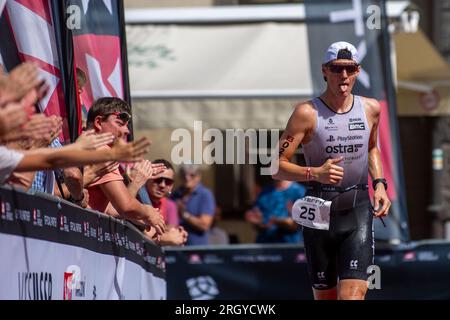 Prachatice, Repubblica Ceca. 12 agosto 2023. Il triatleta Jaroslav Kulhavy dalla Repubblica Ceca gareggia nella Xterra Czech 2023, gara di cross triathlon, parte della Xterra World Cup, European Tour, il 12 agosto 2023. Credito: Vaclav Pancer/CTK Photo/Alamy Live News Foto Stock