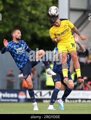 Conor Hourihane di Derby County e Josh Gordon di Burton Albion si battono per la palla durante la partita Sky Bet League One al Pirelli Stadium, Burton Upon Trent. Data foto: Sabato 12 agosto 2023. Foto Stock