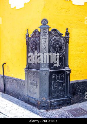 Guardia d'angolo nelle strette strade di Cadice. Andalusia, Spagna. Foto Stock