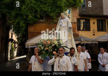 31 luglio 2023 - Roma, Italia: Solenne celebrazione e processione per le vie di Trastevere in onore della Madonna del Carmine, Madonna dei cittadini romani chiamata "de Noantri". I portatori della statua del peso di 1,6 tonnellate sono la Venerabile Confraternita del Santissimo Sacramento e Maria del Carmine a Trastevere. La festa fu ufficialmente istituita nel 1927, ma le origini risalgono al XVI secolo. Nel 1535, dopo un'alluvione, fu trovata una statua di Maria scolpita in legno di cedro lungo le rive del fiume Tevere. © Andrea Sabbadini Foto Stock