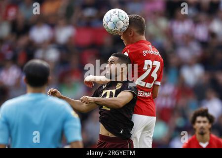 EINDHOVEN - (lr) Marouan Azarkan dell'FC Utrecht, Joey Veerman del PSV Eindhoven durante la partita di campionato olandese tra il PSV Eindhoven e l'FC Utrecht allo stadio Phillips il 12 agosto 2023 ad Eindhoven, Paesi Bassi. ANP MAURICE VAN STONE Foto Stock