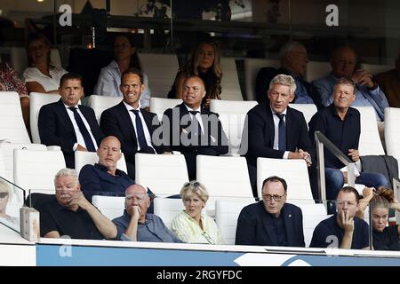 EINDHOVEN - (Top Row lr) direttore commerciale PSV Frans Janssen, direttore finanziario PSV Jaap van Baar, direttore tecnico PSV Eindhoven Earnest Stewart, direttore generale del PSV Marcel Brands, assistente allenatore olandese Erwin Koeman (bottom Row lr) proprietario dell'FC Utrecht Frans van Seumeren , membro del Consiglio di sorveglianza Kees Jansma, il General manager dell'FC Utrecht Thijs van ES, il direttore tecnico dell'FC Utrecht Jordy Zuidam durante la partita di campionato olandese tra il PSV Eindhoven e l'FC Utrecht allo stadio Phillips il 12 agosto 2023 ad Eindhoven, nei Paesi Bassi. ANP MAURICE VAN STONE Foto Stock