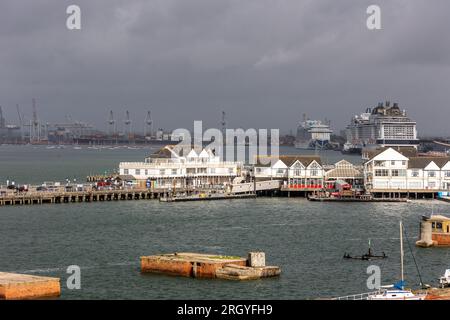 Porto di Southampton con due navi attraccate, con nuvole Foto Stock
