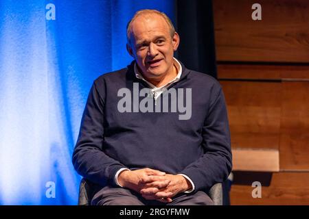 Edimburgo, Regno Unito. 12 agosto 2023 nella foto: Sir ed Davey, leader dei Liberal Democratici dal 2020, appare con l'ex Segretario degli interni Jacqui Smith e il presentatore della LBC Iain Dale in una registrazione dal vivo del for the Many Podcast al festival Edinburgh Fringe. Sir ed Davey ha dichiarato: "Quello che Nadine Dorries sta facendo è un abuso del Parlamento, e oggi dovrebbe dimettersi per consentire le elezioni suppletive”. Crediti: Rich Dyson/Alamy Live News Foto Stock