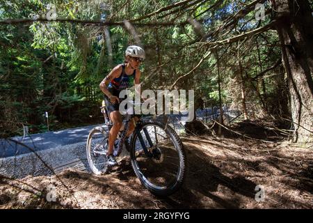 Prachatice, Repubblica Ceca. 12 agosto 2023. La triatleta francese Solenne Billouin gareggia nella Xterra Czech 2023, gara di cross triathlon, parte della Xterra World Cup, European Tour, il 12 agosto 2023, a Prachatice, Repubblica Ceca. Credito: Vaclav Pancer/CTK Photo/Alamy Live News Foto Stock