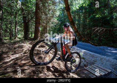 Prachatice, Repubblica Ceca. 12 agosto 2023. La triatleta italiana Sandra Mairhofer gareggia nella Xterra Czech 2023, gara di cross triathlon, parte della Xterra World Cup, European Tour, il 12 agosto 2023, a Prachatice, Repubblica Ceca. Credito: Vaclav Pancer/CTK Photo/Alamy Live News Foto Stock