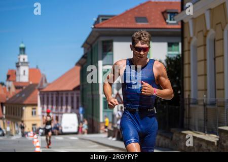 Prachatice, Repubblica Ceca. 12 agosto 2023. Il triatleta Lukas Kocar della Repubblica Ceca gareggia nella Xterra Czech 2023, gara di cross triathlon, parte della Xterra World Cup, European Tour, il 12 agosto 2023, a Prachatice, Repubblica Ceca. Credito: Vaclav Pancer/CTK Photo/Alamy Live News Foto Stock